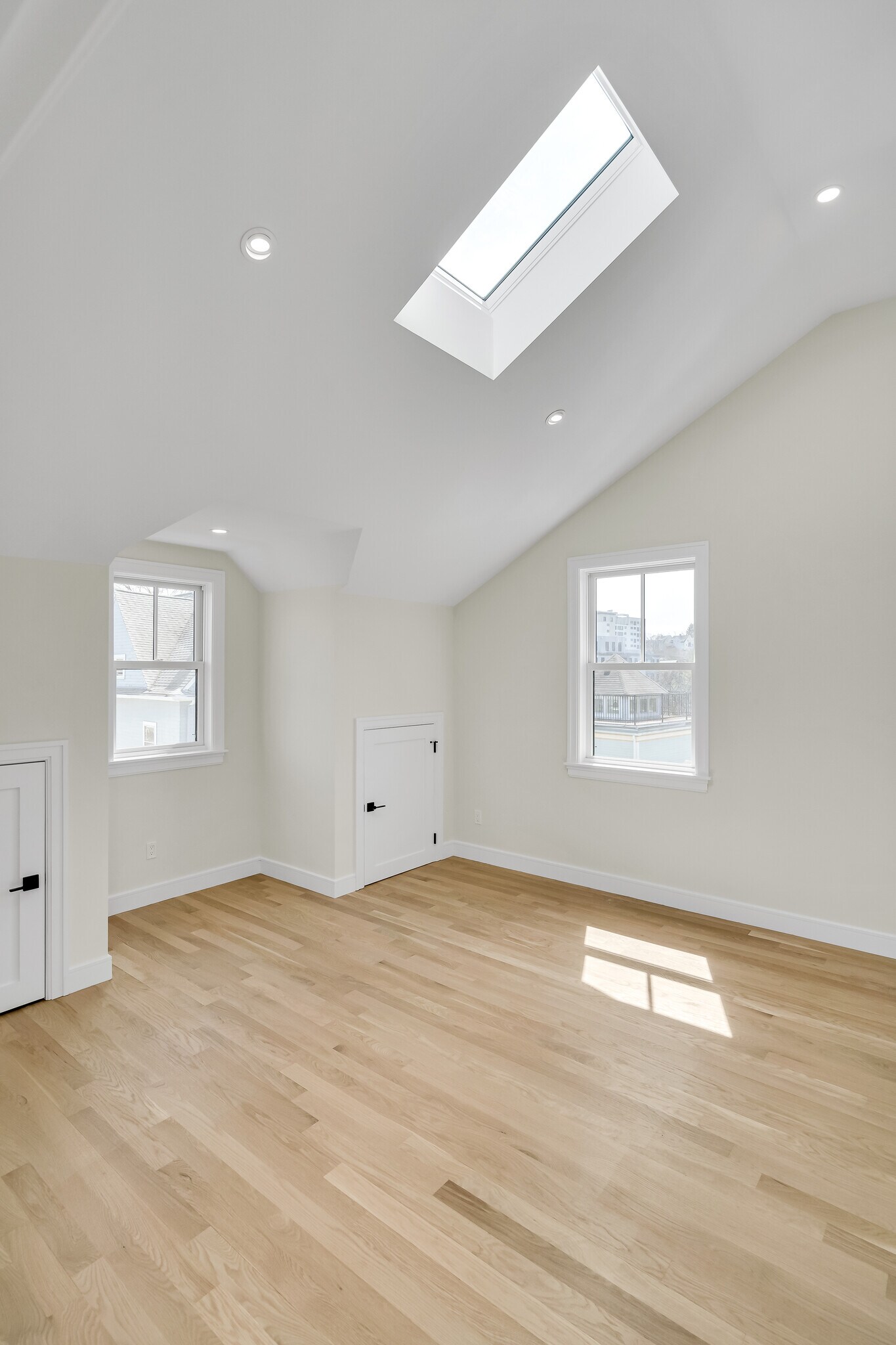 Building Photo - 77 Thorndike St