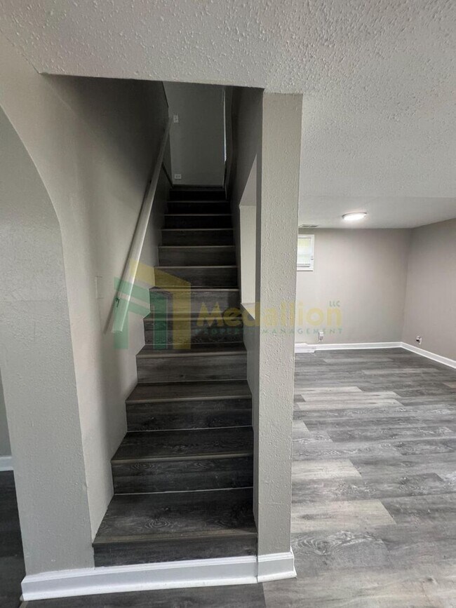Building Photo - Beautifully Remodeled 4BR/2BA Home with Sp...