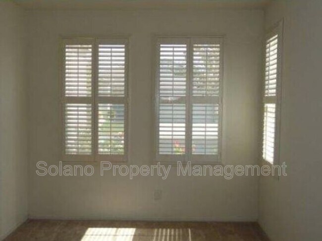 Building Photo - 451 Edgewood Dr
