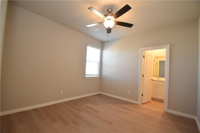 Building Photo - 1604 SW Poigai Wy