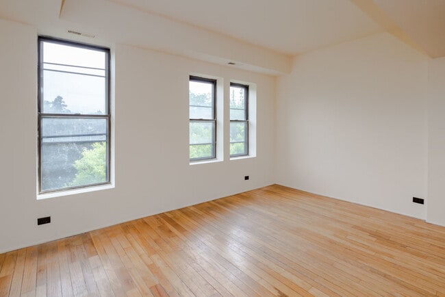 Building Photo - 1048 W Dickens Ave