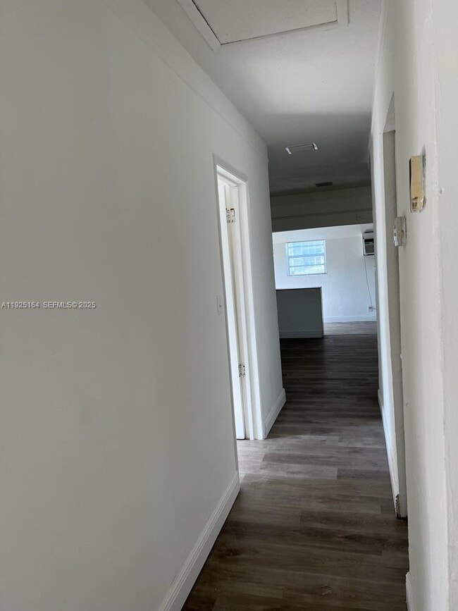 Building Photo - 1707 NW 14th Ct