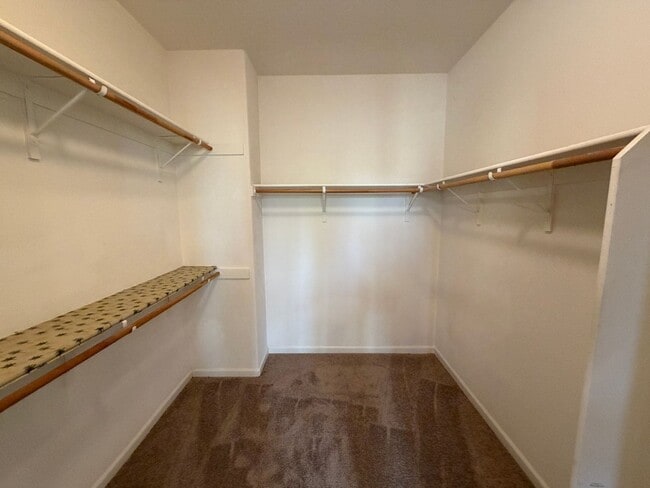 Building Photo - Spacious Home in Quiet Area