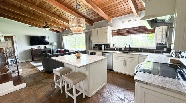 Building Photo - MOVE IN READY!!