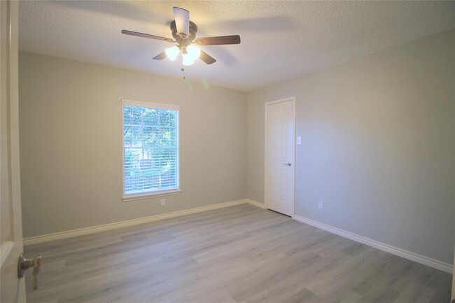Building Photo - 3323 Hidden Creek Dr