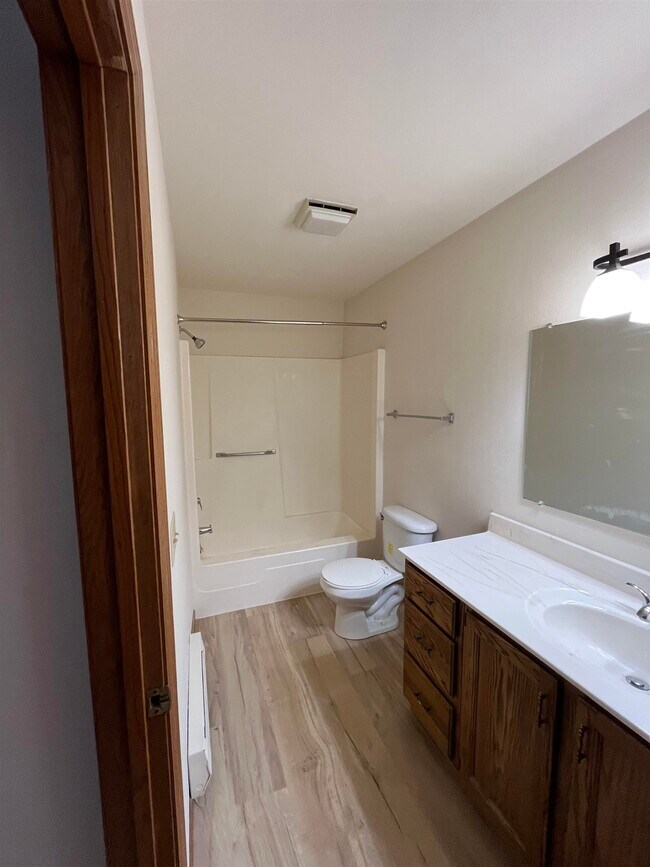 Building Photo - 844 Hemlock Dr