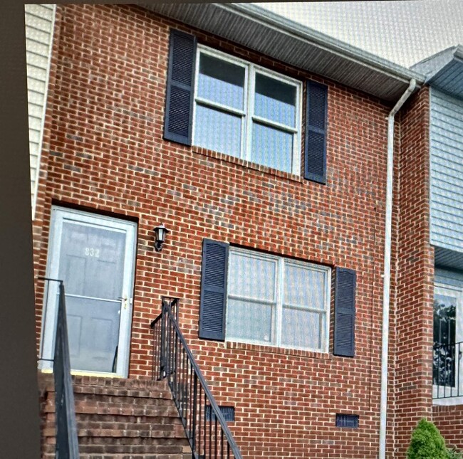 Primary Photo - 832 Vine St