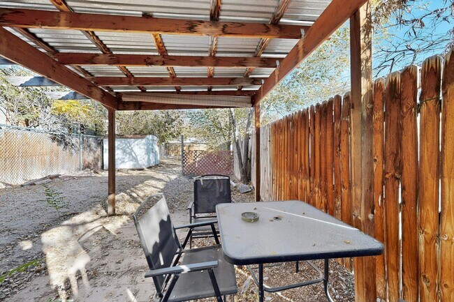 Building Photo - Historic Bungalow House 2/bd 1/ba 730/sf