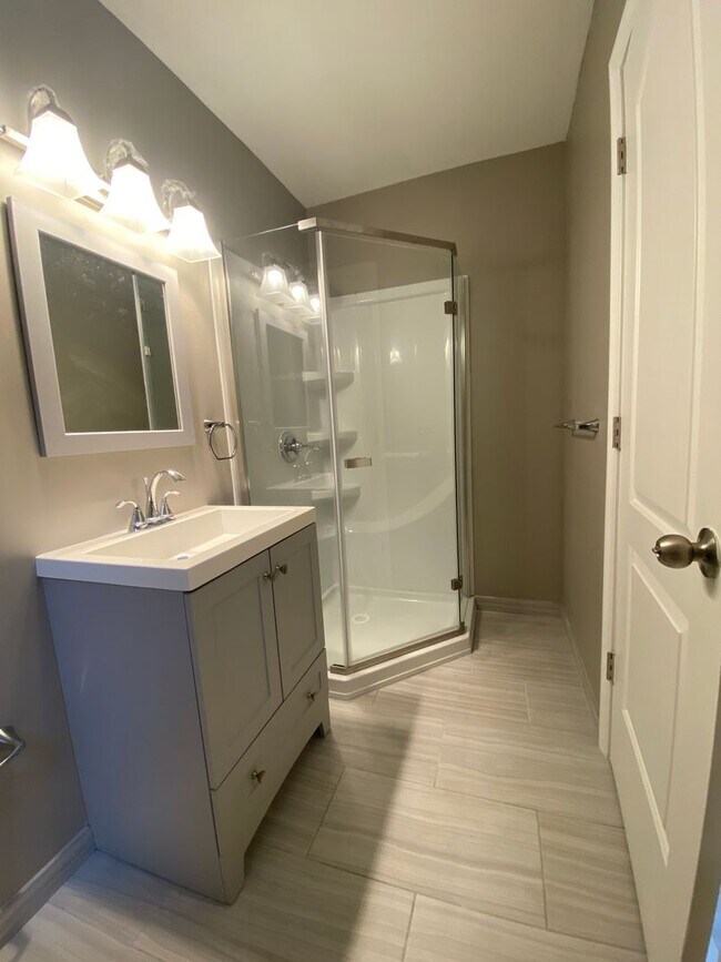 Building Photo - Remodeled one bedroom apartment