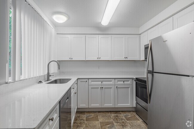 2BR, 1BA - 843SF - Kitchen - PineWood Commons