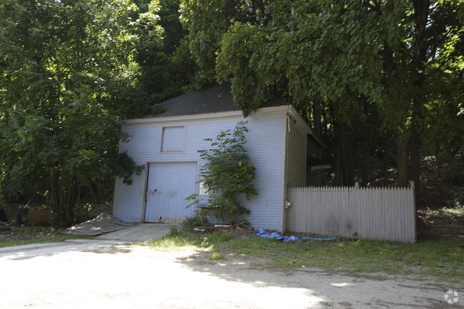 Building Photo - 122 Goff St