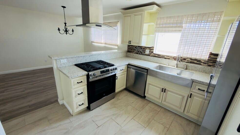 Building Photo - 18550 Hatteras St