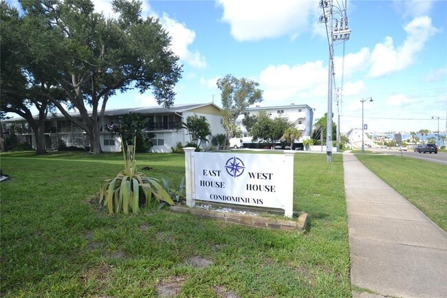 Building Photo - 2944 W Bay Dr
