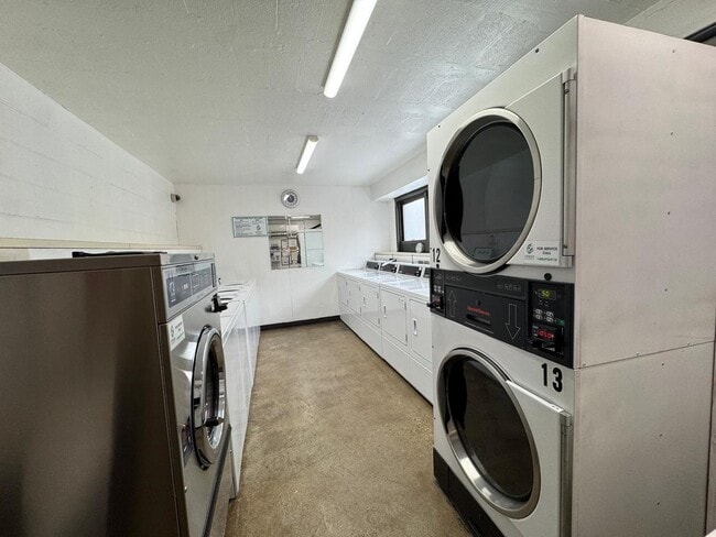 Building Photo - 6118 N Sheridan Rd