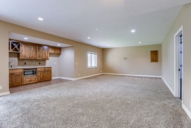 Building Photo - Beautiful 4 Bedroom In Shadow Lake!!
