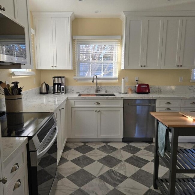 Building Photo - 901 A Ave