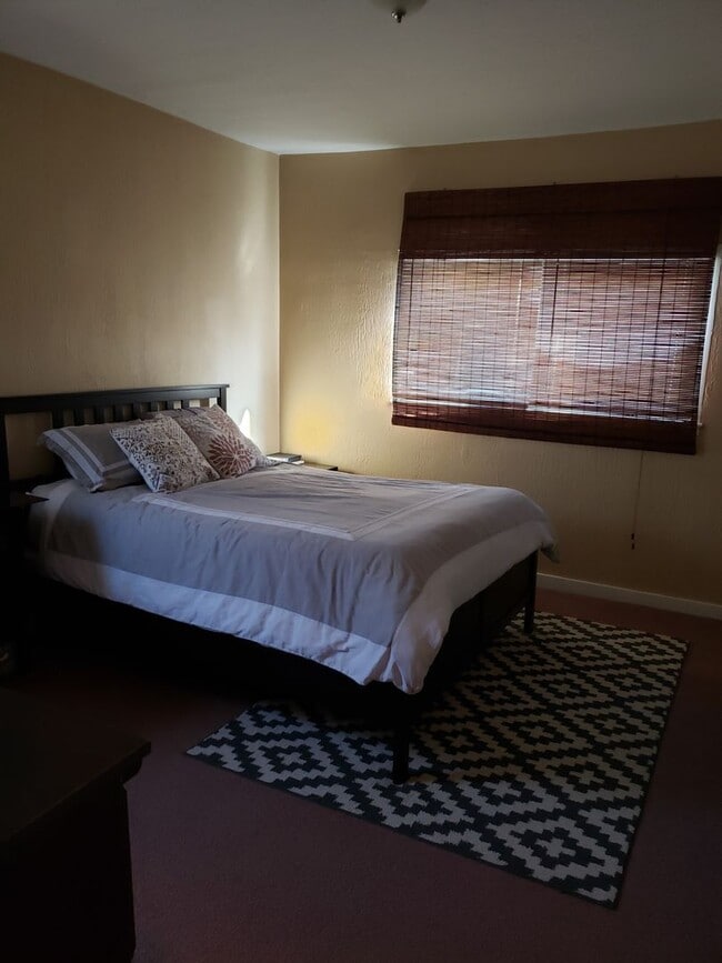 Building Photo - Stylish & Spacious 3-Bedroom Home with Off...