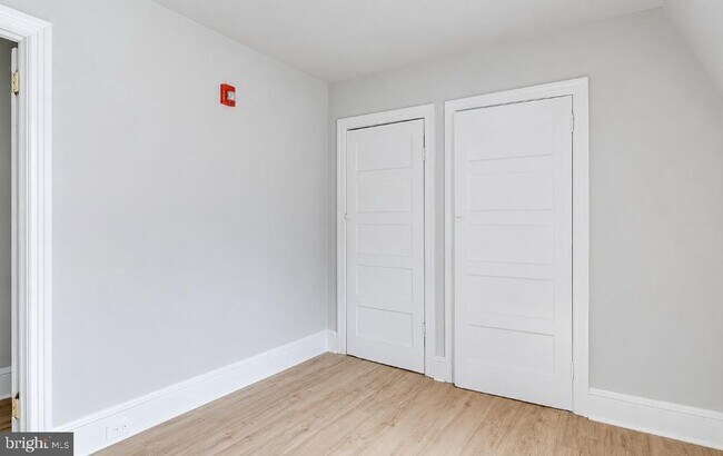 Building Photo - 524 E Johnson St