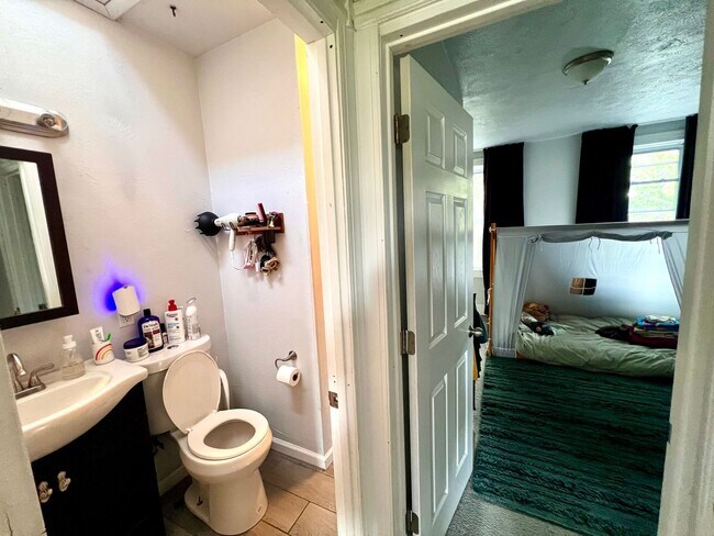 Building Photo - Pittsburgh - 2 Bedroom 1 Bathroom - Spacio...
