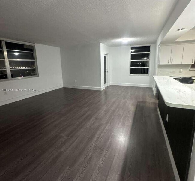 Building Photo - 1301 NE Miami Gardens Dr