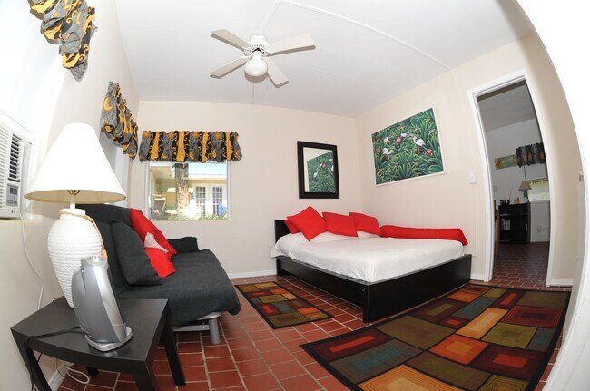 Building Photo - 512 University Blvd