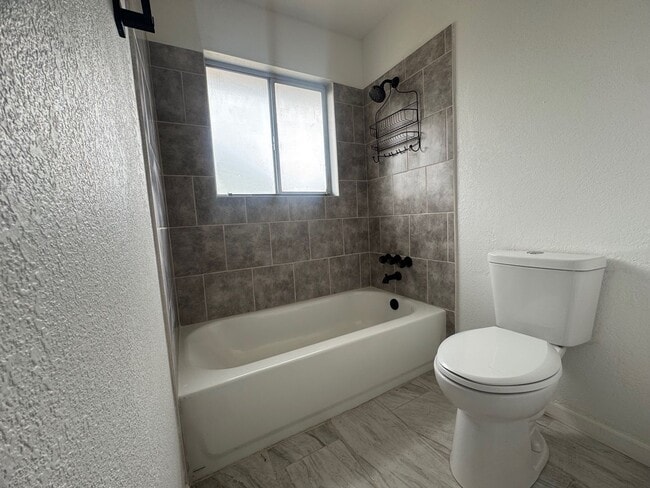 Building Photo - 1002 Av. Manana