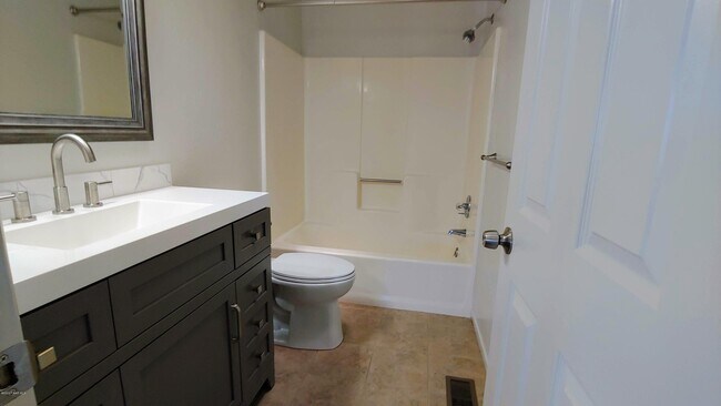 Building Photo - 1015 Fair St