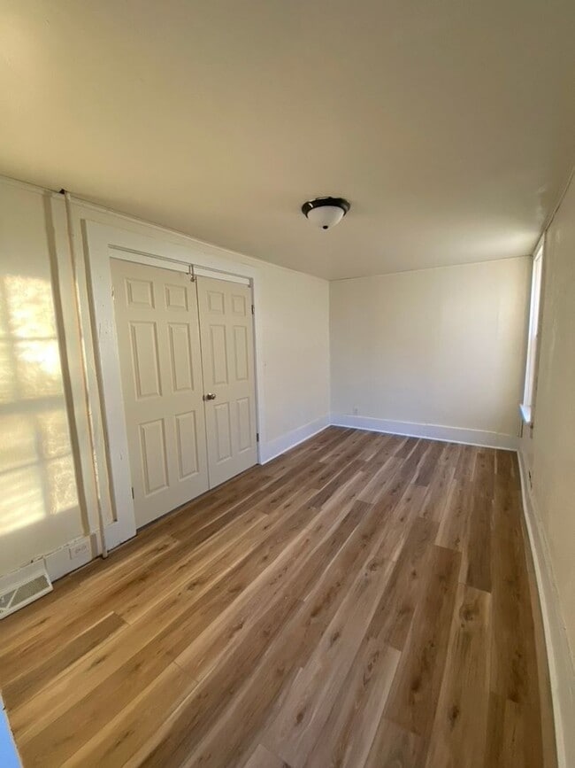 Building Photo - 1031 Waugoo Ave