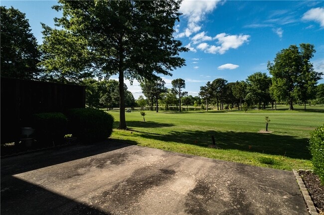 Building Photo - 2538 E Sweetbriar Dr