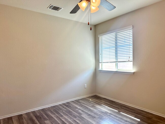 Building Photo - 3 Bed 2 Bath with an Office Space