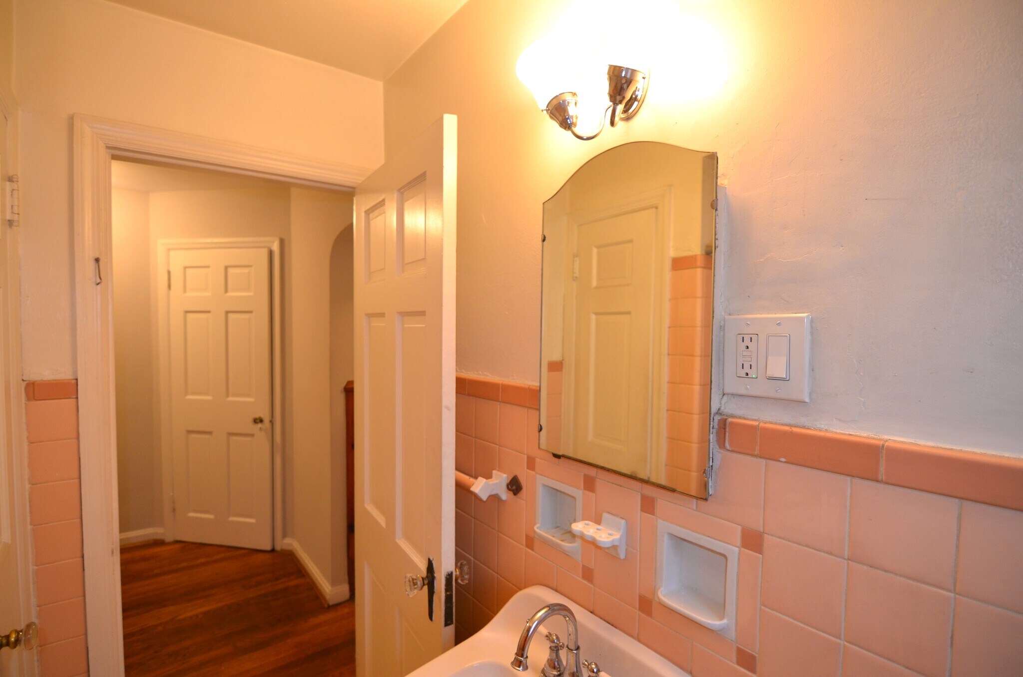 Building Photo - 5840 Ridge Ave