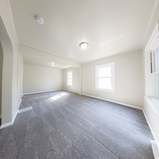 Building Photo - 3 Bedroom 1 Bathroom with Bonus Room