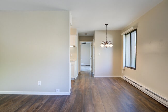Building Photo - 305 Maple Ave