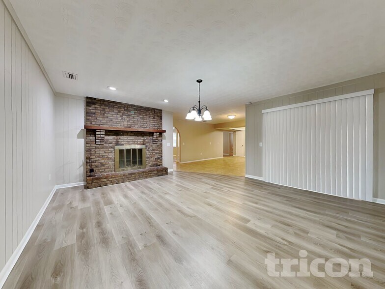 Building Photo - 806 Bills Cir