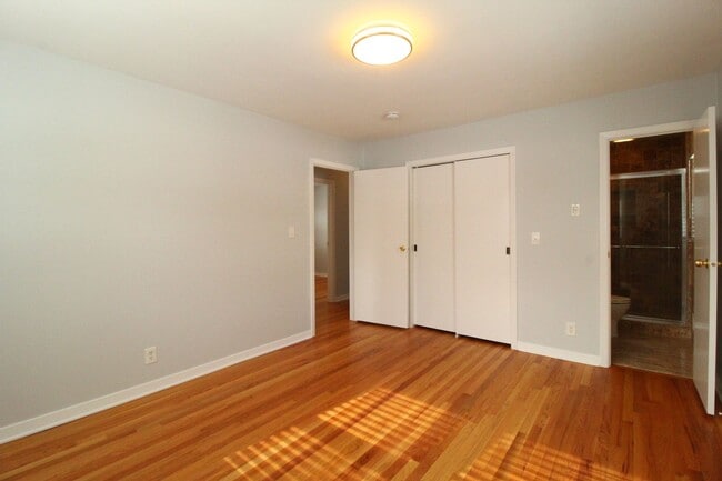 Building Photo - February FREE On This 3 Bedroom 2.5 Bath Home In Overland Park