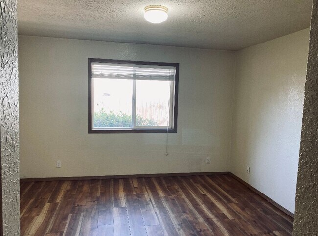 Building Photo - Silverton Duplex #13146