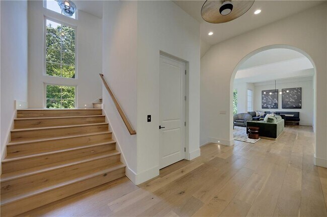 Building Photo - 3570 Knollwood Dr NW