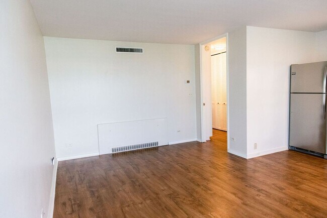 Building Photo - Great 1 Bedroom, 1 Bath with Parking * AC ...