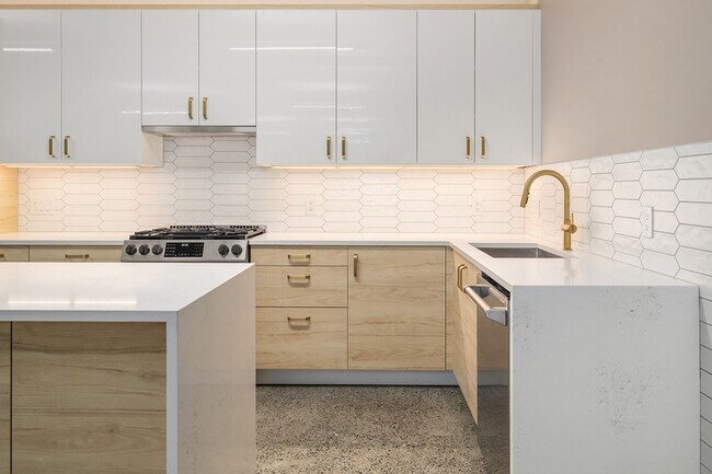 Building Photo - 2562 Dexter Ave N