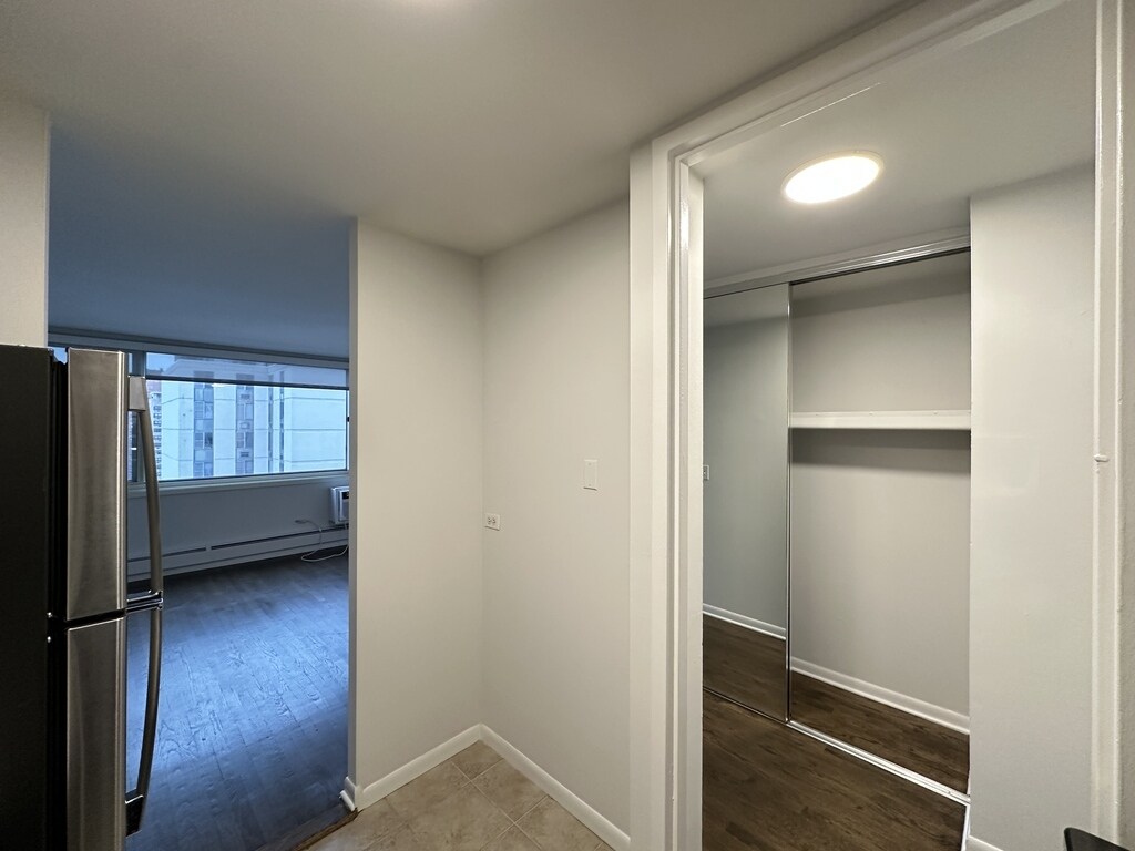 Building Photo - 1442 N Dearborn St