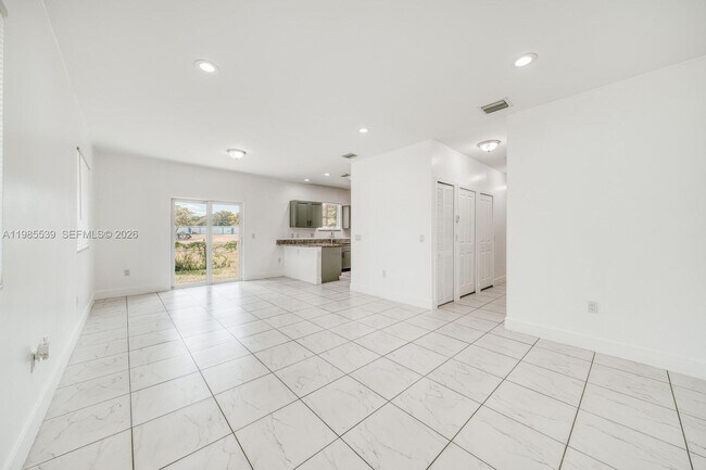 Building Photo - 14708 NE 7th Ave