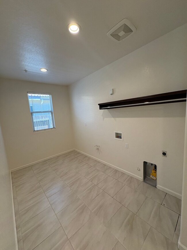 Building Photo - Comfortable NW Visalia Home Rent Ready!