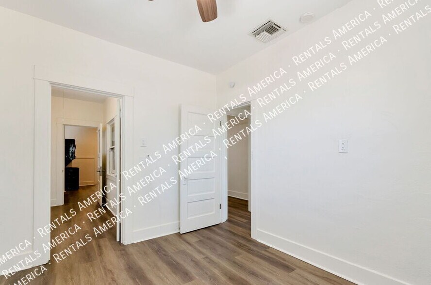 Building Photo - 826 E 6th St