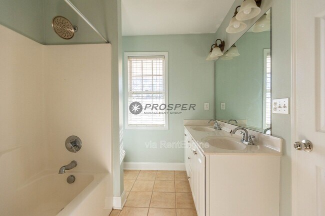 Building Photo - 102 Wellington Ave