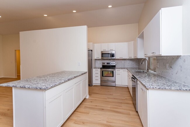 Building Photo - Spacious & Bright Broadmoor Townhome with Covered Deck!