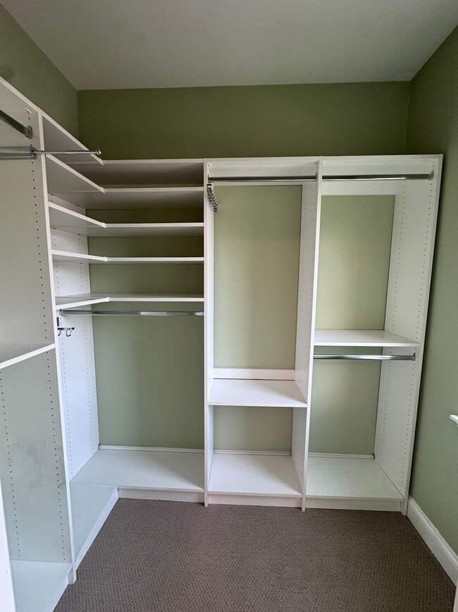 Building Photo - 2 Bed 2.5 Bath In Oak Park Available!