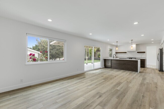 Building Photo - 27026 De Berry Dr