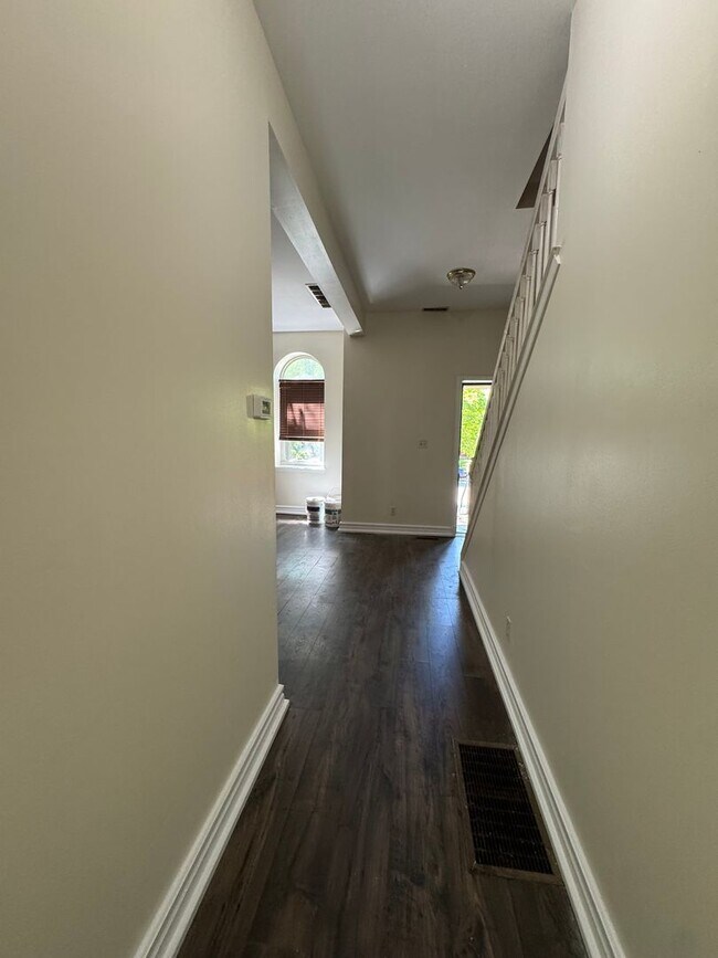 Building Photo - 2027 Russell Blvd