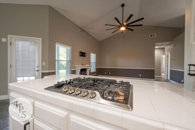 Building Photo - North West Fresno Modern/Updated Home, 3BR/2BA, Built 2004 - Lots of Amenities!