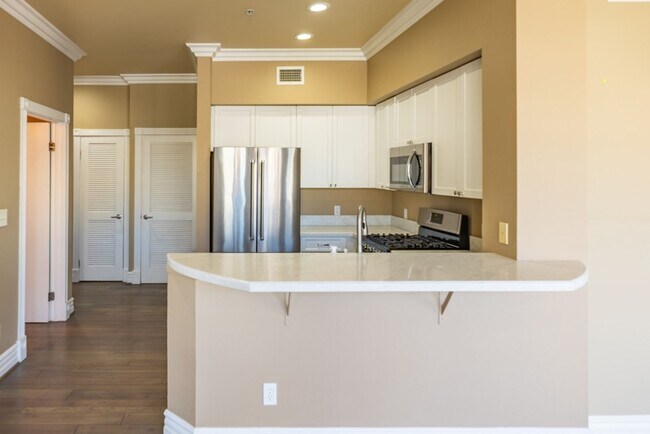 Building Photo - Gaslamp City Square Condo  2 bed 2 bath, top floor, corner unit VIEWS